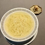 茶禅華 - 鷄の清湯スープ麺　毛蟹XO醬