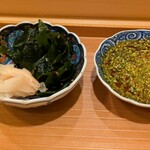 鮨 たかはし - ガリ、ワカメ
