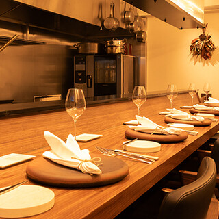 ライブ感満載のカウンターからプライベート感ある個室までご用意