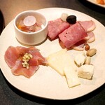 KAGARIBI - 各式前菜（火腿、奶酪、卡尔帕乔）
