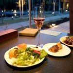 KAGARIBI - 无酒精气泡葡萄酒，沙拉，烤猪肉