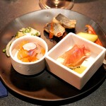 KAGARIBI - 各式前菜（腌制、油炸、火腿、腌菜）