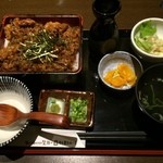 Yakiniku Sanya - 飛騨牛まぶし。水菜とおからのサラダ、わかめスープがついて1200円。大盛り無料でした！