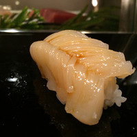 金寿司 - ホタテを手で裂いて頂く。
                    食感や甘みがグッと引き立ちます、これはびっくりした‼︎