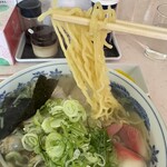 きいちゃん食堂 - しおつぶ·ホッキラーメン 麺フォーカス