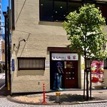 福家 - ２階建の店舗
      1階入り口に『とんかつ  福屋』の暖簾が掛かる