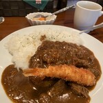 吉良亭 - ビーフカレー　ハンバーグ&海老フライ乗せランチ。ピクルス、スープ付き
