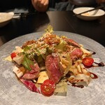 イタリアン チャイナバル村塾 - ローストビーフとカマンベールのサラダ