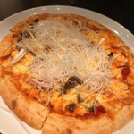 イタリアン チャイナバル村塾 - 牛肉とトマトのピザ