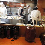 銀座ろくさん亭 - カウンターの特等席♪かれらの動きを眺めているだけで飽きないですね(^^♪　