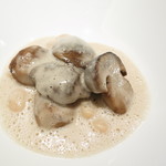 ル・マンジュ・トゥー - オードブル　セップ茸のソテー　生クリームのエスプーマ仕立て