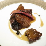 ル・マンジュ・トゥー - ヴィアンド　フランス産仔鳩のロティ　胸肉　首　腿肉