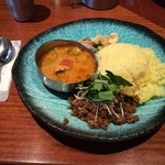 ディッシーズカレー - ２種ｃｕｒｒｙコンビプレート（チキンとししとうのスープカレー、オリエンタル合びきキーマ）