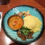 ディッシーズカレー - ２種ｃｕｒｒｙコンビプレート（チキンとししとうのスープカレー、オリエンタル合びきキーマ）（上方から）