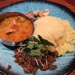 ディッシーズカレー - ２種ｃｕｒｒｙコンビプレート（チキンとししとうのスープカレー、オリエンタル合びきキーマ）（アップ）