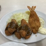 はね海老 - 海老は開いたやつでこれは良い　俵形のは謎の製法のチキンカツ