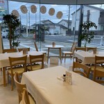 食堂とカフェ つくる - 店舗内から見た店外の様子