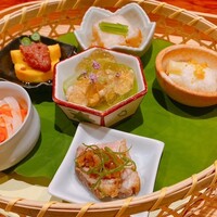 日本料理 斗南 - 夏らしい前菜の盛り合わせ。白アスパラガスや貝のジュレ仕立てなど