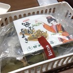 田中屋本店 新潟伊勢丹店 - 潰れないように100均の折りたたみできるサンドイッチケースへ入れて運搬