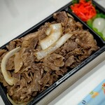 ぐりーんりーふ - 料理写真:びっしり敷き詰められた宮古牛、甘辛ダレで炒められています。玉ねぎが、マジでシャッキシャキです。