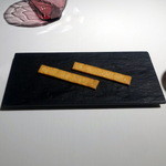 スープに添えられたトマトのバターサブレ