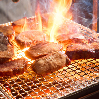 炭火で丁寧に焼き上げた厚切りの牛タンを気軽に満喫◎