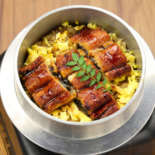 多彩な食材を使った釜飯や、お酒に合う一品など自慢のメニュー有