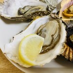 水沼さざえ店 - 焼き貝の盛り合わせ1100円の牡蠣