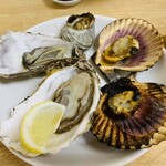 水沼さざえ店 - 焼き貝の盛り合わせ1100円(ひおうぎ2、牡蠣2、さざえ)