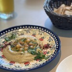 Trattoria Tabule - ひよこ豆のフムス。ピタパンは有料で追加できる
