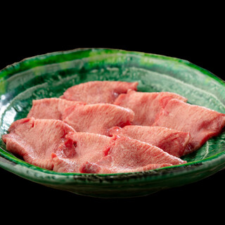 仕入れから一度も冷凍していない"生牛タン"が名物