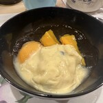 うを徳 - ラムレーズン入りバニラアイスクリームとマンゴーとびわ