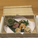 302799807 - 前菜盛り合わせ（梅のみつに、合鴨ロース、素麺のゼリー、びわの白和え、海老のうまに、穴子の手毬寿司）