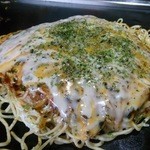 鉄板焼　すぎてつ - 肉玉そばチーズかけ