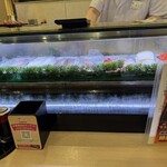 すしざんまい - 店内水槽。泳いでいるお魚さんもきれいだけど、、、。