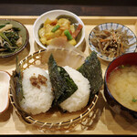 いちひろ堂 - おにぎり定食（おにぎり1つを肉そぼろに変更）