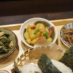 いちひろ堂 - おにぎり定食（おにぎり1つを肉そぼろに変更）