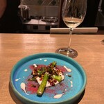ワインとスパイス小料理 Dal Mellow - アスパラ蒸し焼き ビーツとナッツのポリヤルソース