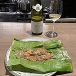 ワインとスパイス小料理 Dal Mellow - 鮭のコルマ バナナリーフ包み