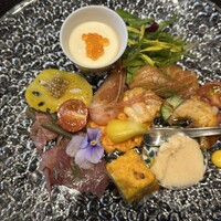 アラフェルムドゥシンジロウ - ティファニーのお皿に盛られた前菜