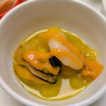 グラスコート - シーフードとマンゴーのカクテル　クリームビスクソース