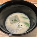 虎白 - 蒸した太刀魚と冬瓜、スナップエンドウ　温かい白味噌の出汁　　赤い鷹の爪を効かせてピリッと味をしめてありました