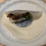 虎白 - 唐揚げにした小鮎を北京ダックの皮で包んで