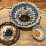 虎白 - お造り・大分県の鯛、秘伝のジュレと　右・このこ　左はキャビア、ワサビでいただきました