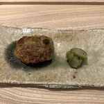 虎白 - 賀茂茄子をじっくりお出汁で炊いて、薄く衣を付けて揚げてから炭で焼いて熱々！　右・白瓜、梅の香りで和えてサッパリと