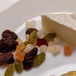 グラスコート - カマンベールチーズとドライフルーツ