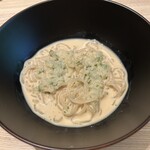 虎白 - 虎白麺・生ごま、裏ごしした卵黄を溶いて　　上にはみぞれの中に山椒の葉っぱが刻んで入っていました
