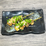 居酒屋 牛すじ屋 - 鶏皮みぞれポン酢(1本/275円税込)