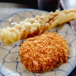 ヨコクラうどん - コロッケとちく天