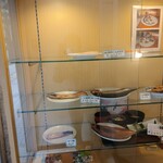 郷土料理 こふじ - ショーケースに各種定食の魚が